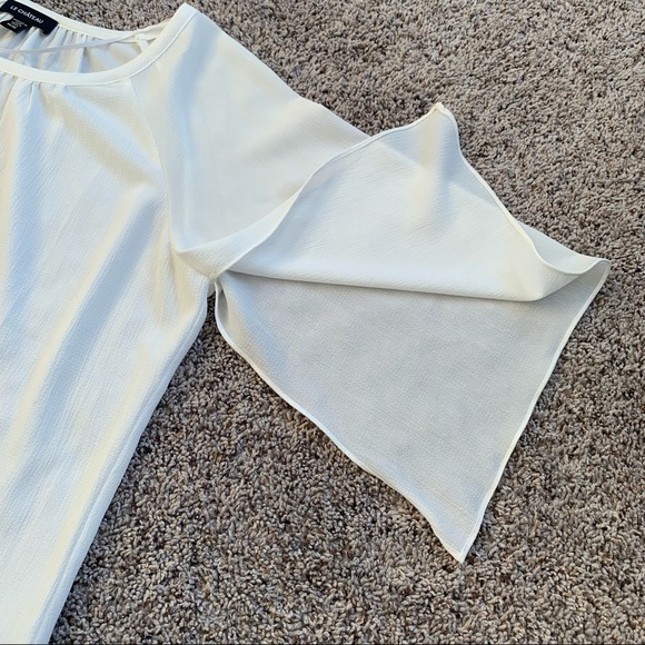 Le Chateau Flowy Sleeve Top - Picture 2 of 9